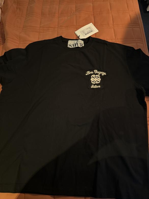 ☆送料・関税込☆SATUR★Bon Voyage Raw-Cut Applique T-Shirt★ ☆2024SS新作☆SATUR☆Bon Voyage Raw-Cut Applique T-Shirt