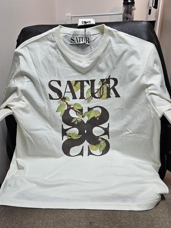 SATUR | 세터 | 아페로 리프 그래픽 반팔 티셔츠 클래식 블랙