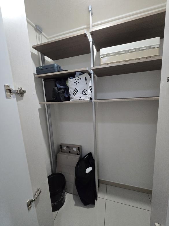 고객님이 올린 1번방 사진. 선반 두 칸에 수납 상자와 가방이 놓여 있다.