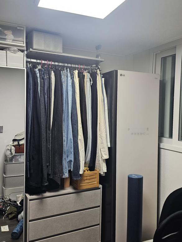 고객님이 직접 올려주신 사진. 서울 강동 선사현대아파트 드레스룸에 바지와 셔츠를 걸고 실제로 사용 중인 모습.