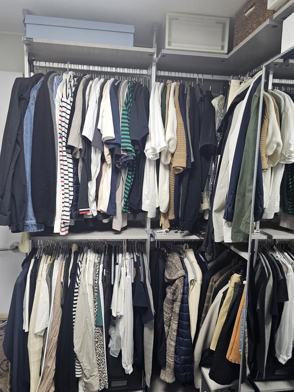 고객님이 직접 올려주신 사진. 코너 자리 안쪽까지 옷이 걸려 있는 모습.